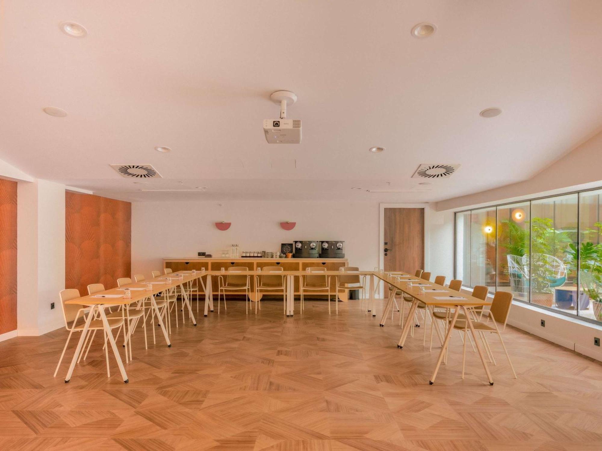 Ibis Styles Sevilla City Santa Justa Bagian luar foto