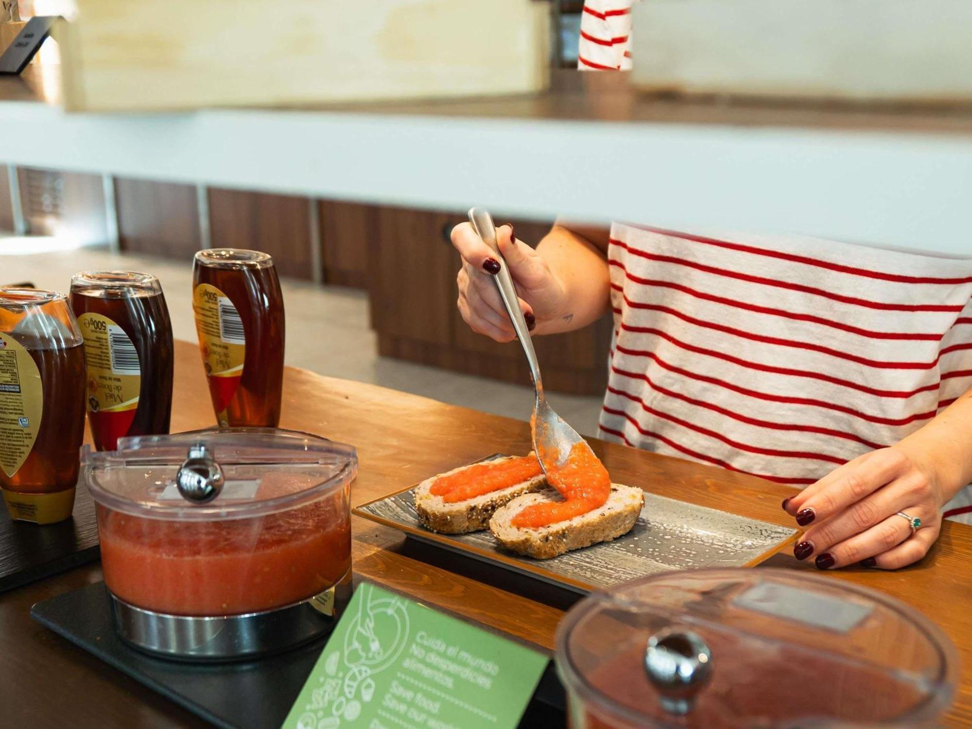 Ibis Styles Sevilla City Santa Justa Bagian luar foto